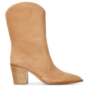 Fashionable ankle boots in suede material with a desert vibe